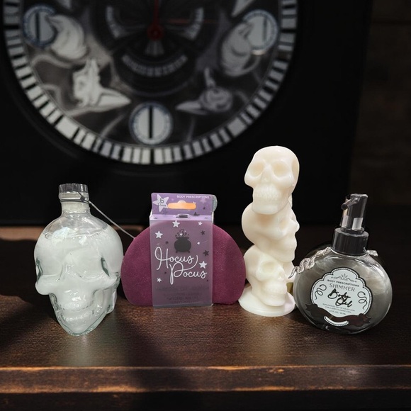 Hocus Pocus Other - Skull Pampering Set of 4 Skull Candle, Bubble Bath, Shimmer Oil & Manicure Set